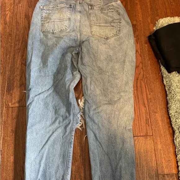 American Eagle Outfitters Light Blue Distressed Relaxed Jeans - Picture 2 of 3